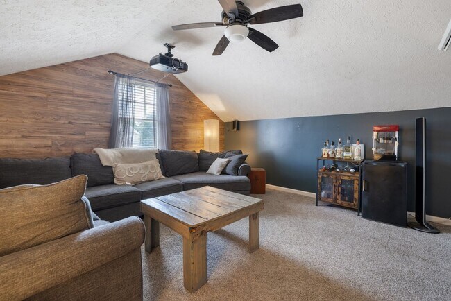 Building Photo - Single Family Home For Lease