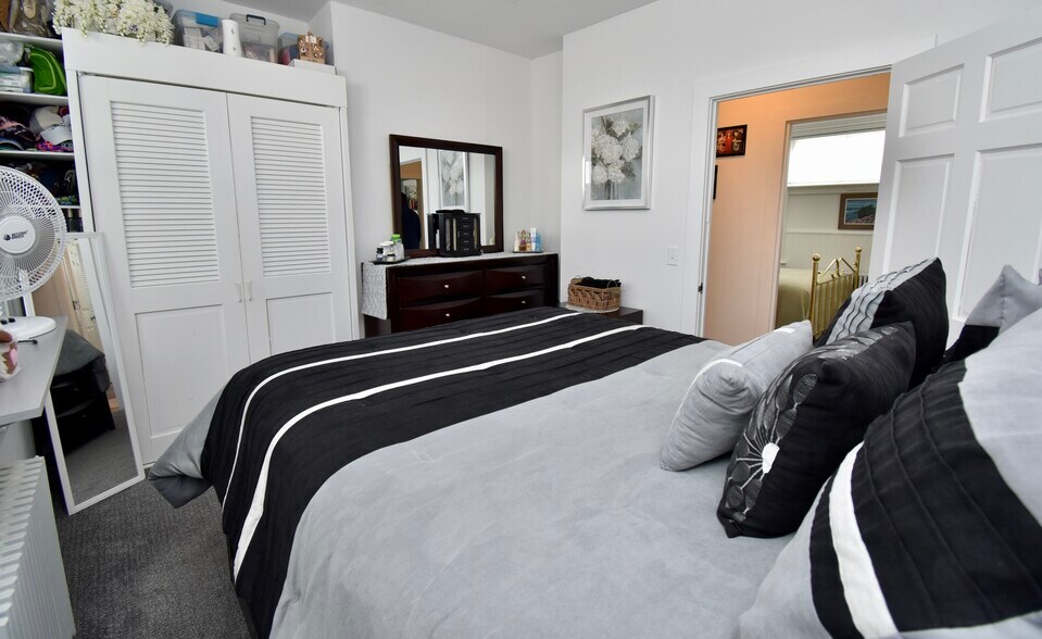 Building Photo - 4 Elm St