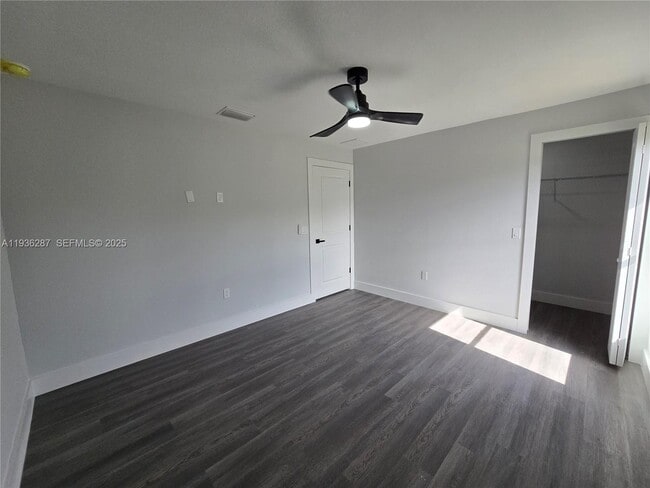 Building Photo - 1605 W 11th St