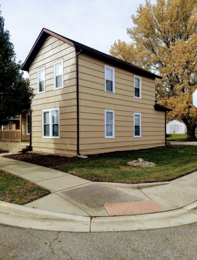 Primary Photo - 136 E Lawrence St