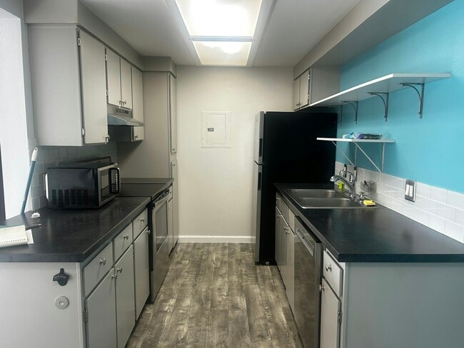 Building Photo - 2929 W Floyd Ave