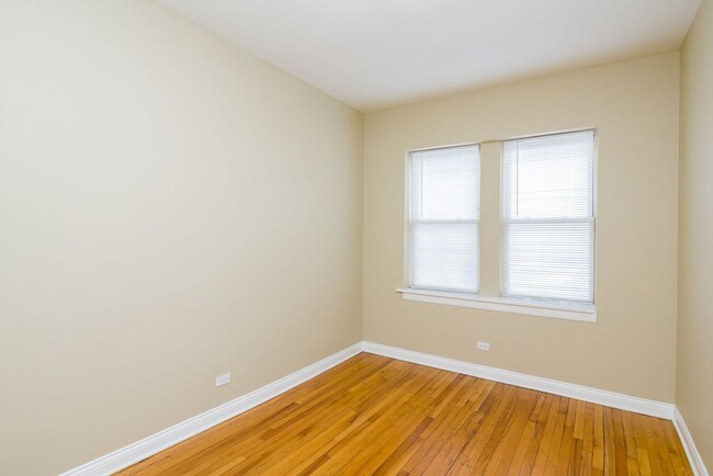 Building Photo - 2346 N Kenneth Ave