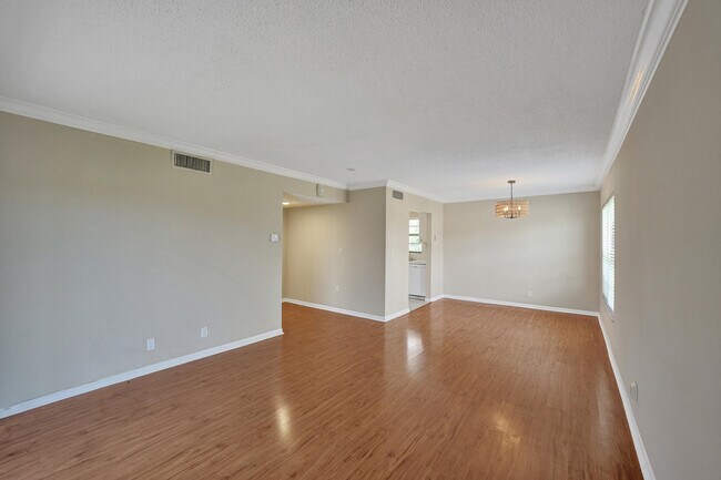 Building Photo - 200 Jacaranda Country Club Dr