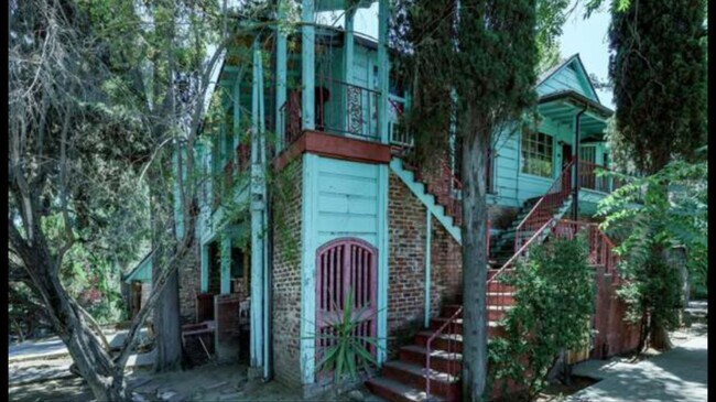 Primary Photo - 2641 N Maroa Ave