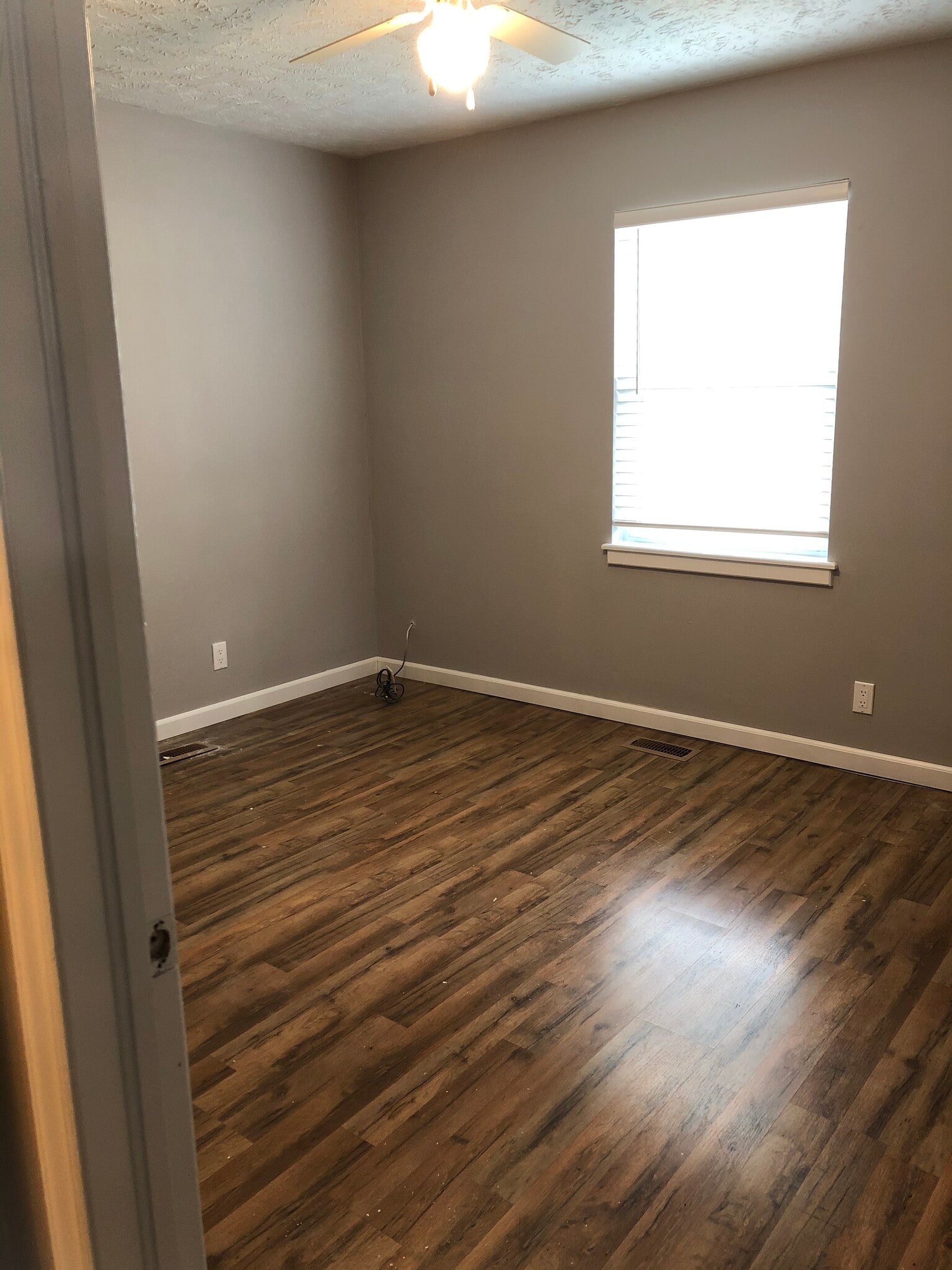 Building Photo - 907 N Osage Ave