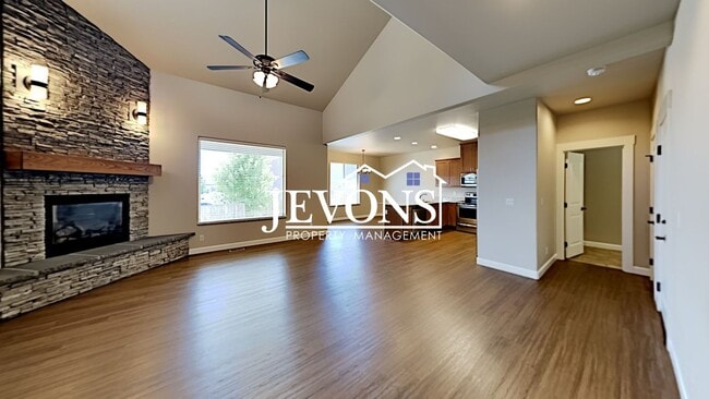 Building Photo - Spacious duplex with master bedroom, backy...