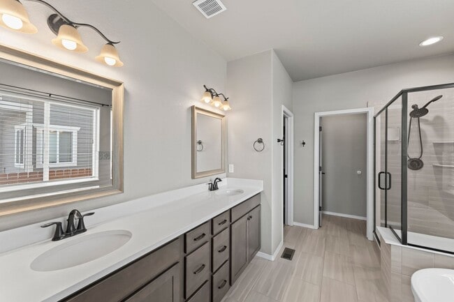 Building Photo - Beautifully Updated 4-Bedroom Home with Op...