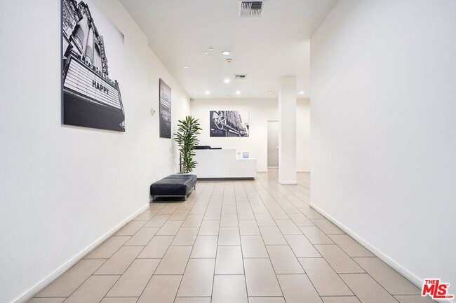 Building Photo - 630 W 6th St