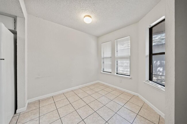 Building Photo - 1005 Milford Way