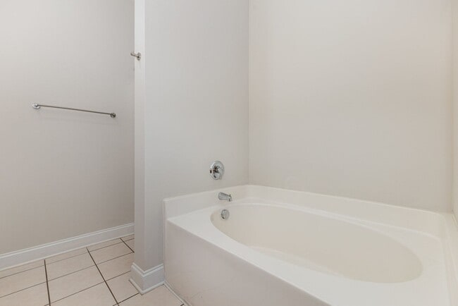 Building Photo - 2BR Condo in Cornelius