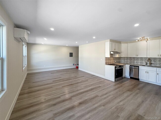 Building Photo - 110 Jericho Tpke