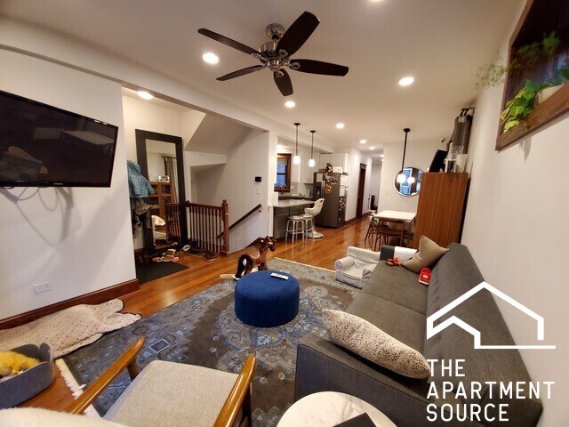 Building Photo - 1019 W Oakdale Ave