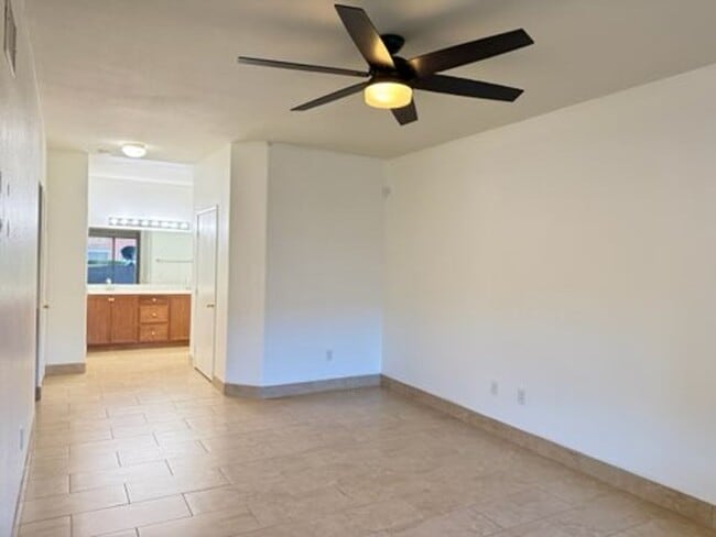 Building Photo - Super cute 3/2 Townhouse Near Durango & 95