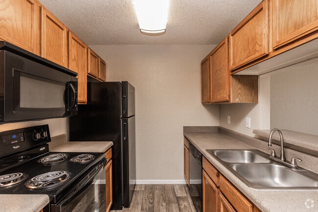 1BR, 1BA - 669SF Kitchen - Country Villa Apartment Homes