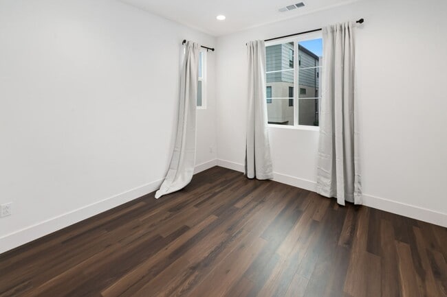 Building Photo - 3 Bedroom + Loft for Lease GREAT PARK LOCA...