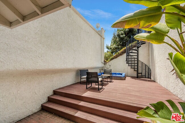 Building Photo - 2041 Roscomare Rd