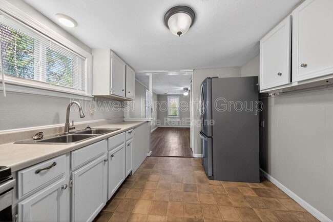 Building Photo - 3219 Royalton Ave