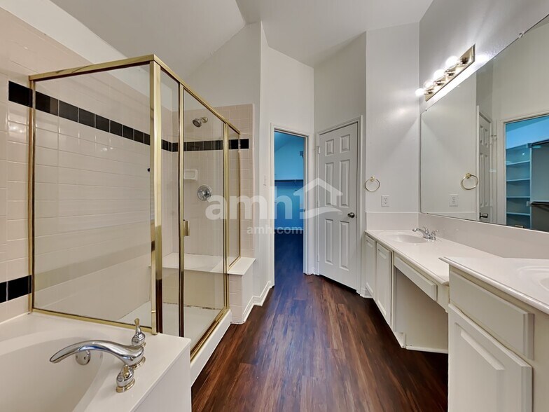 Building Photo - 1304 Carriage Ln