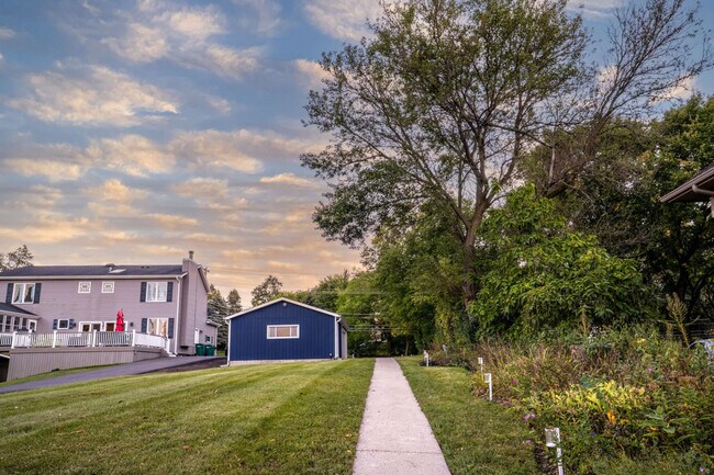 Building Photo - 184 Grand Ave