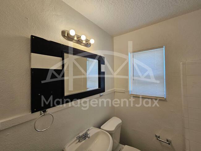 Building Photo - 1664 W 15th St