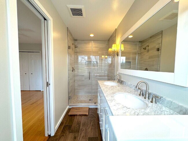 Building Photo - Premier Del Ray Townhome: Steps from The Avenue