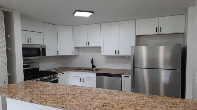 Building Photo - Spacious & Updated 2-Bed, 2-Bath Condo in ...