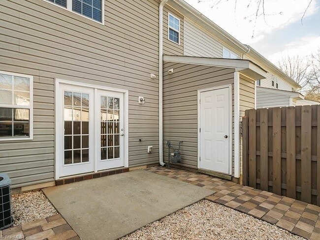 Building Photo - Immaculate Maintenance Free 3 bedroom/2.5 bath Townhouse in Rachel's Keep community off West Wend...