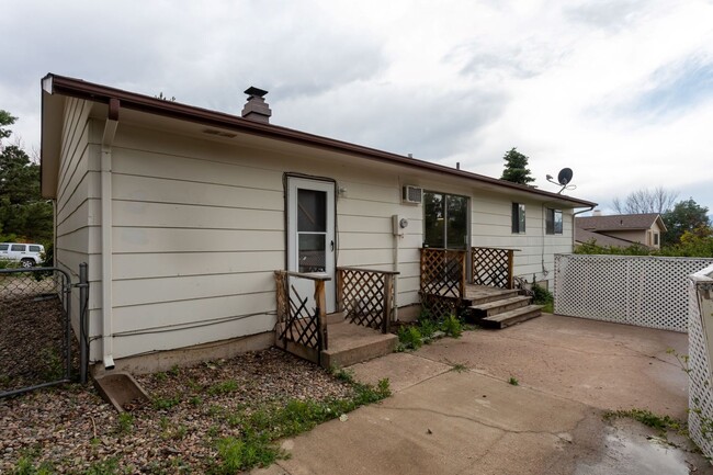 Building Photo - Stunning Ranch Style Home in East Colorado...