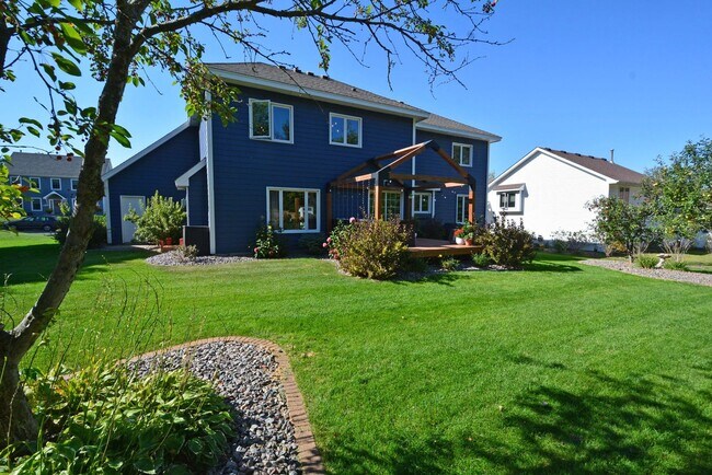 Building Photo - Beautiful 4-Bedroom Home in Vadnais Height...