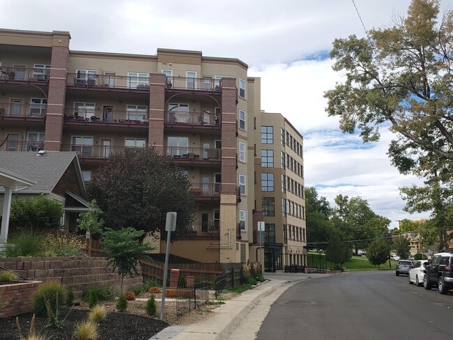 Building Photo - Beautiful 2-bed, 2-bath condo in Jefferson Park