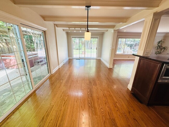 Building Photo - Beautifully Updated 3 Bed 2 Bath Walnut Cr...