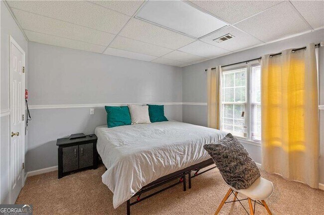 Building Photo - 2437 Pondside Pl NE