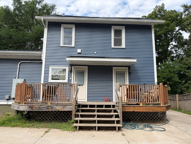 Building Photo - 3 bedroom 1 bath Apartment Available June 1st!! Massive bedrooms and a 5 minute walk to campus.