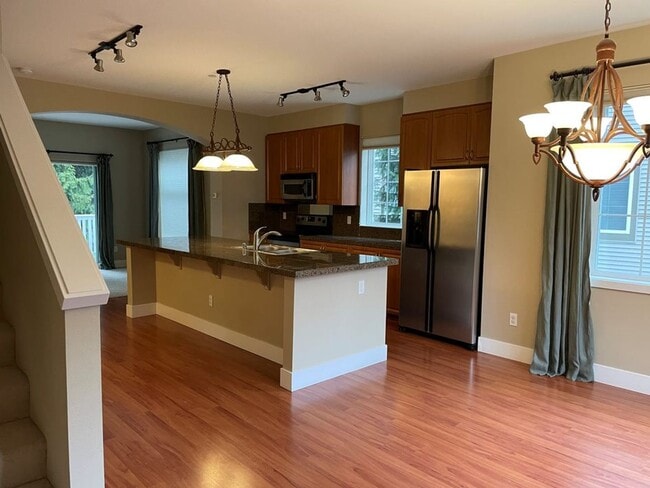 Building Photo - Stunning End Unit Townhome in desirable Redmond Ridge neighborhood; 2BD/2BA