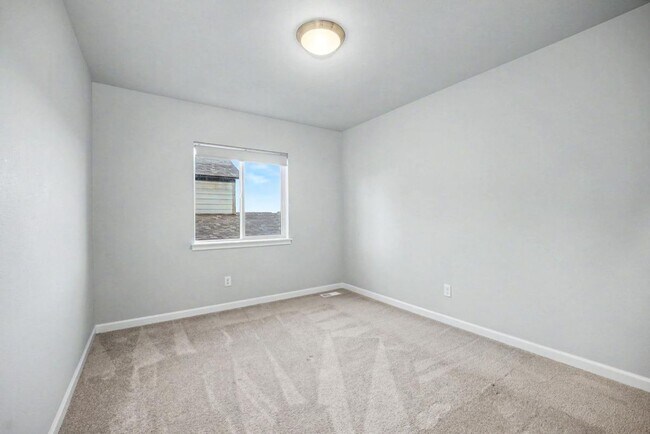 Building Photo - Modern Yelm Home Built in 2023, Walk-In Closets, Deep Storage & Neighborhood Park!