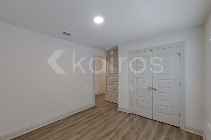 Building Photo - 8118 S Hendrick Dr