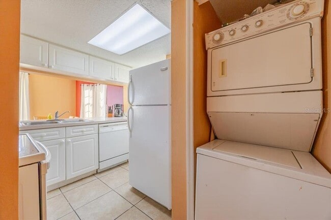 Building Photo - 203 Coco Plum Dr