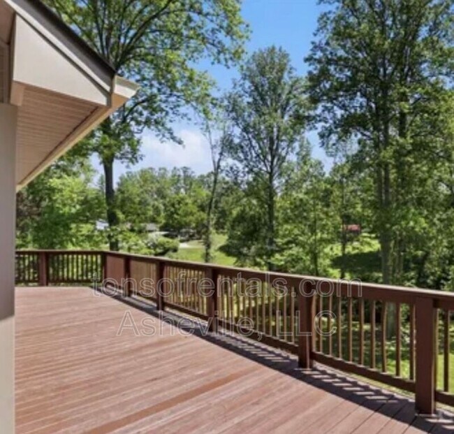 Building Photo - 207 Wood Dale Dr