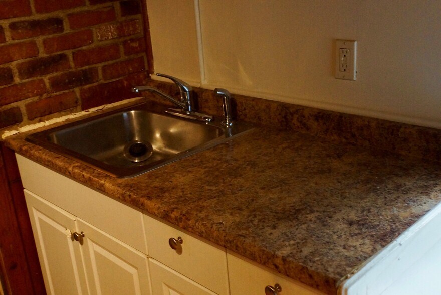 Building Photo - 1150 Chapel St