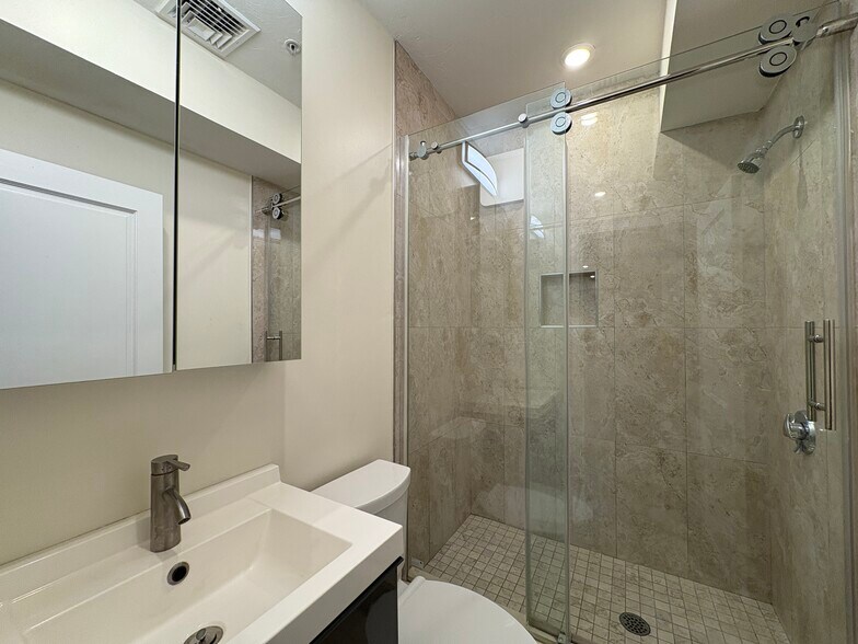 Building Photo - 1614 Beacon St