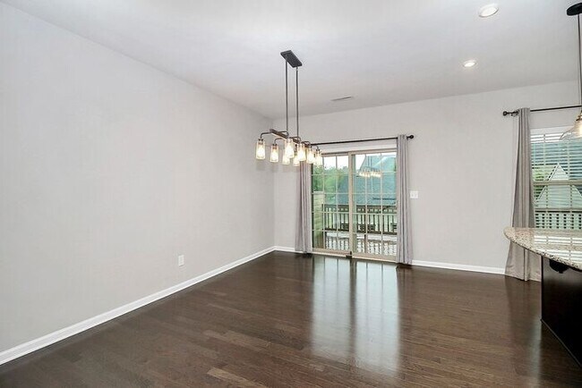 Building Photo - Stunning 3 Story 3BD/2+2HalfBA Townhome in...