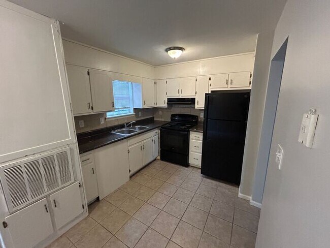 Building Photo - 1100 Cotton Ave SW