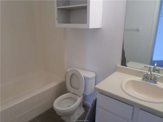 Building Photo - CUTE TWO BEDROOM ONE BATH DUPLEX ON SHUTTLE ROUTE