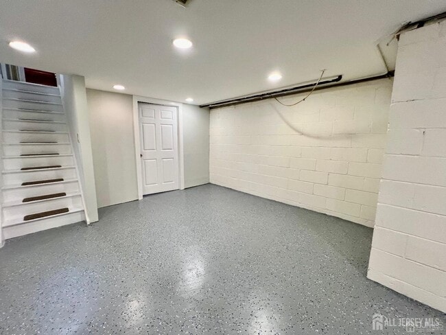 Building Photo - 340 Old Post Rd