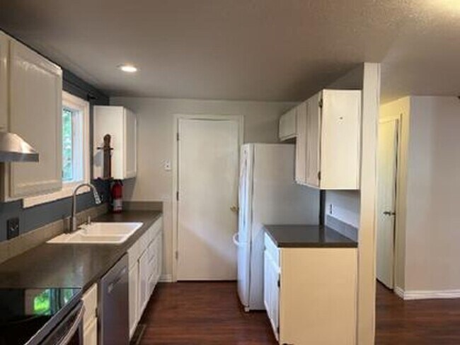 Building Photo - 3 Bed 2.5 Bath Single-Family Home on Cul-De-Sac w/ Large Fenced Backyard, Garage