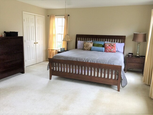 Building Photo - Miraculous & Palatial 5 Bedroom 3.5 Bathro...