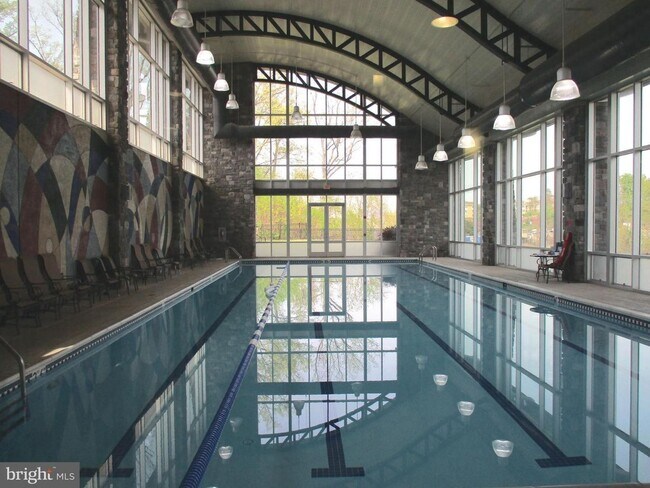 Building Photo - POTOMAC CLUB - SECONDS TO STONEBRIDGE