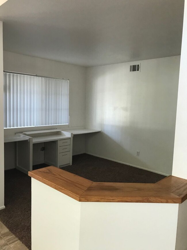 Building Photo - 3 BEDROOM, 2 BATH VICTORVILLE HOME. COMMUT...