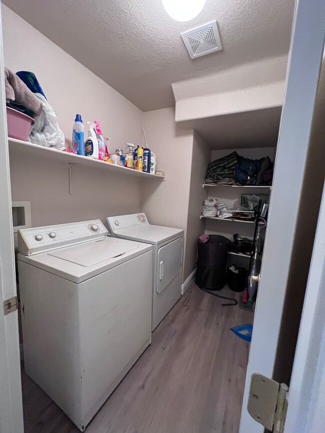 Building Photo - SUNRISE MOUNTAIN 3 BEDROOM TOWNHOME