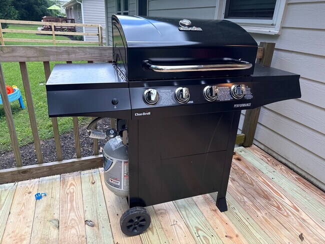 Building Photo - 1565 Pinebreeze Dr